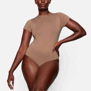 Skims crew neck essential t shirt bodysuit tan